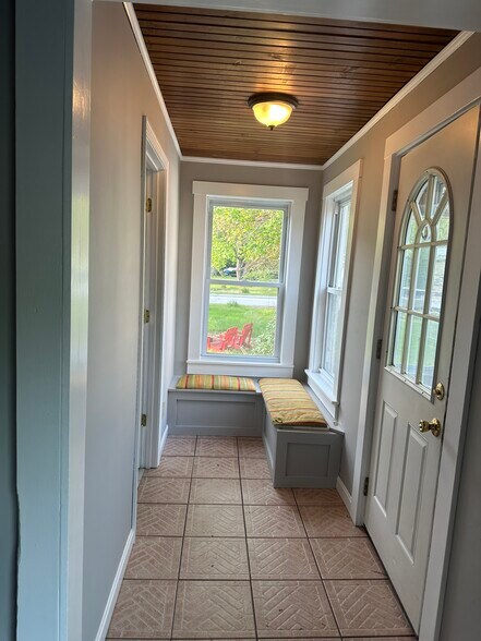 Foyr seating - 179 Maple Ave