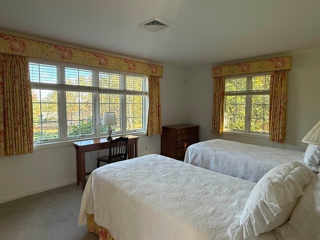 Building Photo - 69 Putney Hill Rd