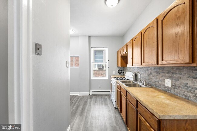 Building Photo - 246 W Abbottsford Ave