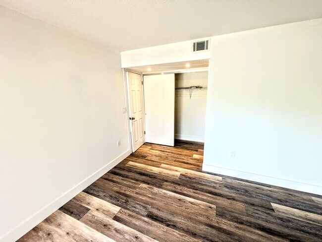 Building Photo - Annual UNfurnished renovated ground floor ...