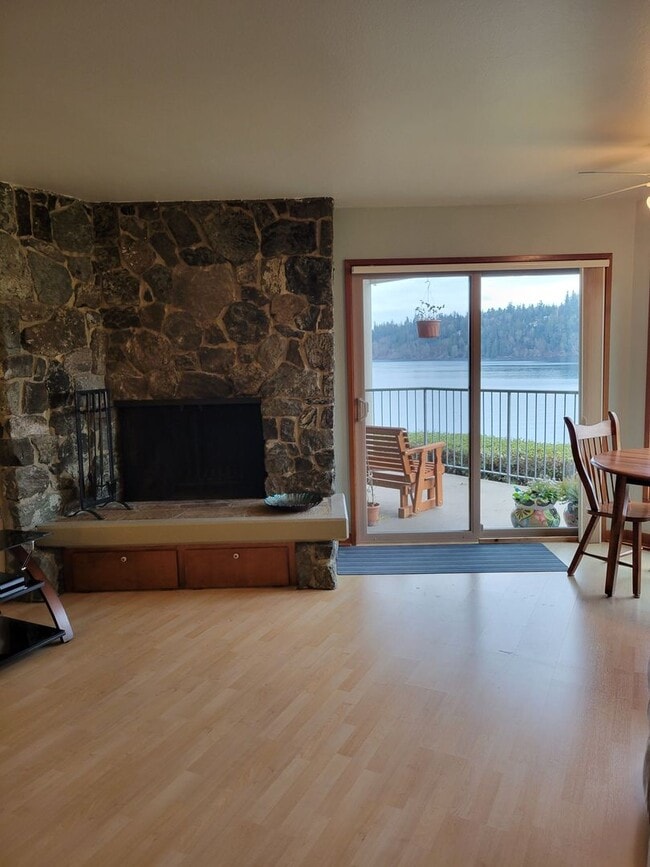 Building Photo - 2BD Condo Located in Charming Neighborhood...