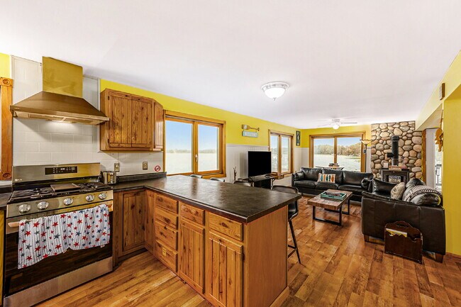 Building Photo - Year Round Rental Available on Wall Lake