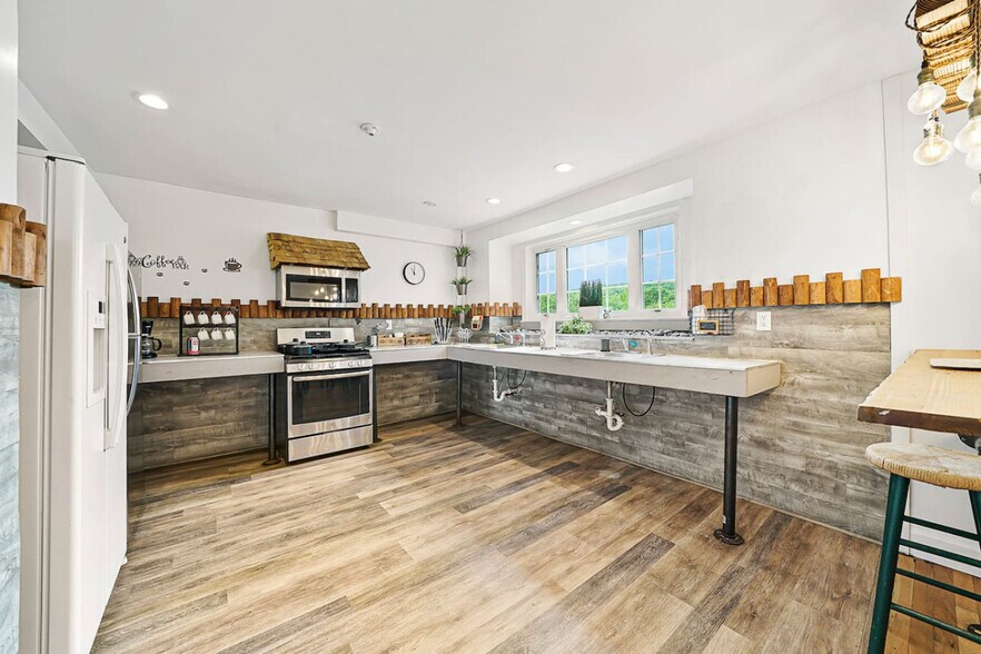 Building Photo - 37 Roosevelt Ave