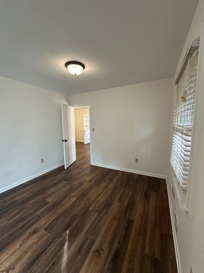 Building Photo - East-side home move-in ready