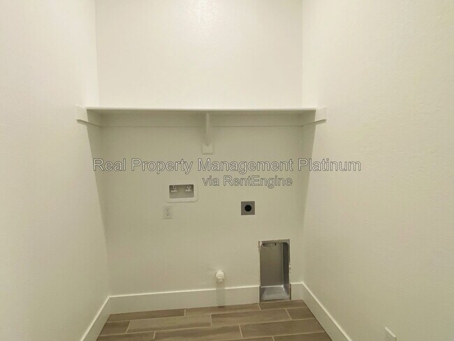 Building Photo - 2752 E Tamarind Dr