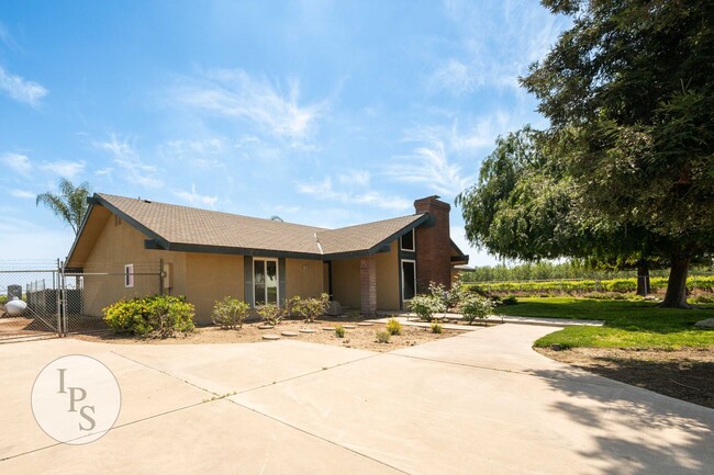 Building Photo - Fresno Westside Home, 3BR/3BA, Country Liv...