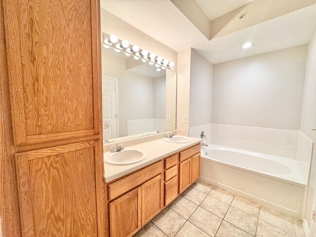 Building Photo - ** FAIRWAY PRESERVE ** 2 BED / 2 BATH COND...