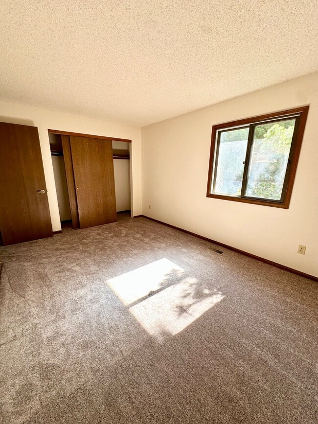 Building Photo - "Spacious 4-Bedroom Retreat with 2.5 Baths...