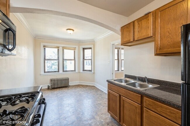 Building Photo - 1336 S Austin Blvd