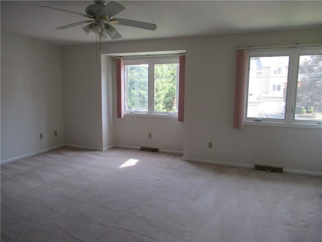 Building Photo - 40 Waterview Dr