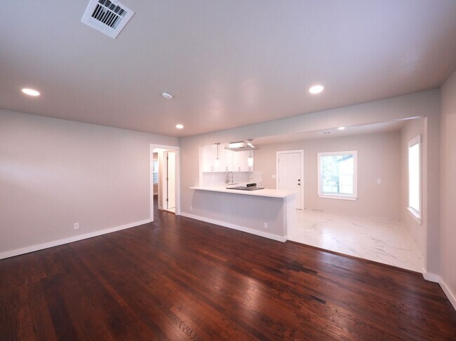 Building Photo - Tulsa 2 Bedroom Gem! Available for immedia...