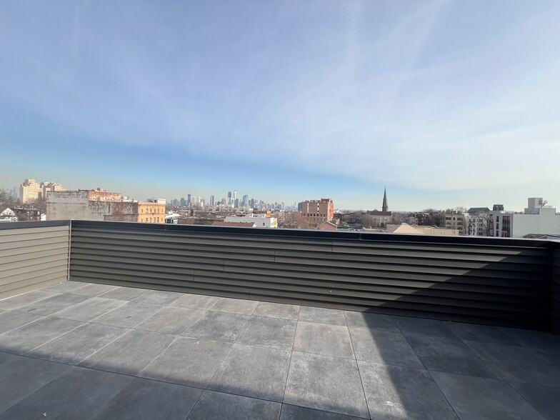 Building Photo - 100 Sackett St
