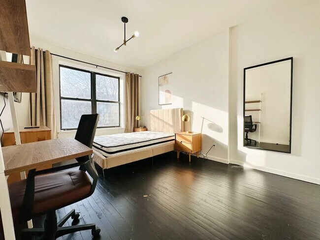 Building Photo - Furnished room/NOT APARTMENT