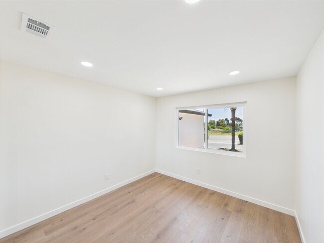 Building Photo - Modern Luxury 3x2 home in the Heart of Vista