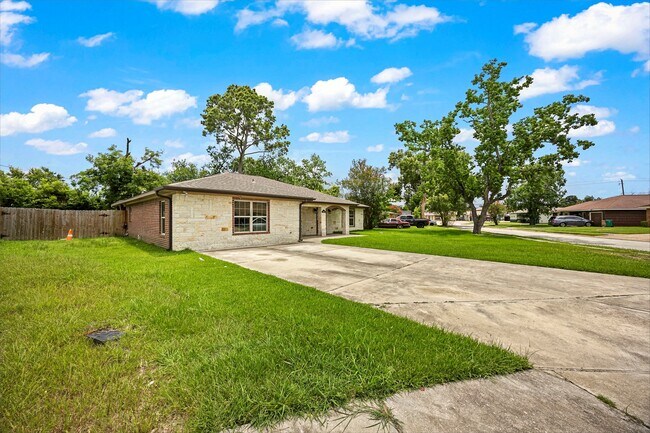 Building Photo - 1209 Dogwood Dr