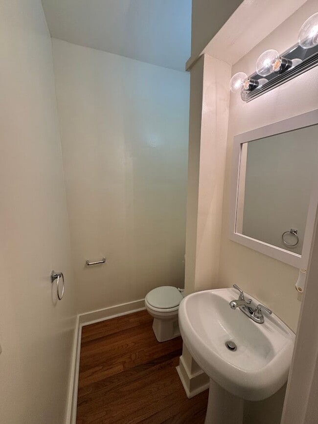 Building Photo - Great Morningside Row House with Front Porch!