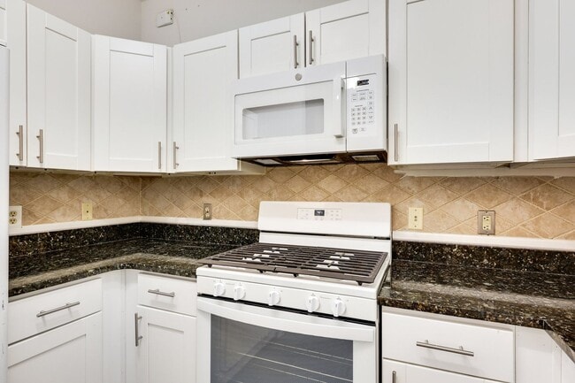Building Photo - Ideally located near the Metro and Tysons ...