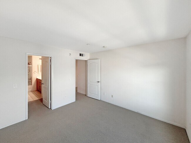 Building Photo - Stunning 2BD/2BA w/ In-Unit Laundry and At...