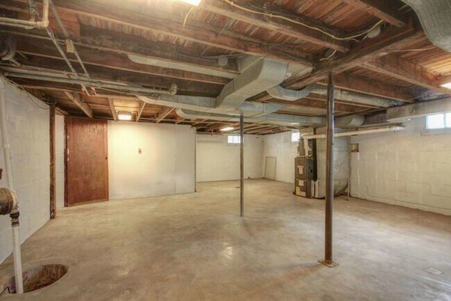 Building Photo - 3-bedroom home in Urbana available NOW!