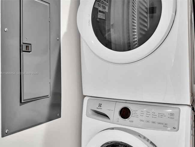 Building Photo - 3040 N Ocean Blvd