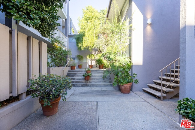 Building Photo - 833 Moraga Dr