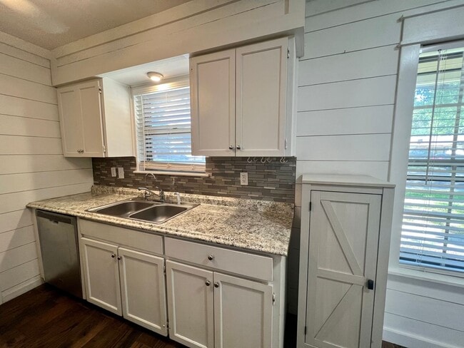 Building Photo - Application Received - **MOVE IN SPECIAL!*...