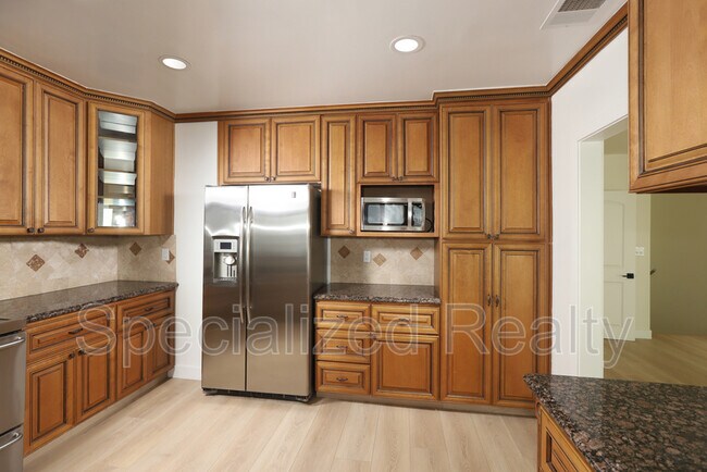 Building Photo - 1827 Hill Dr