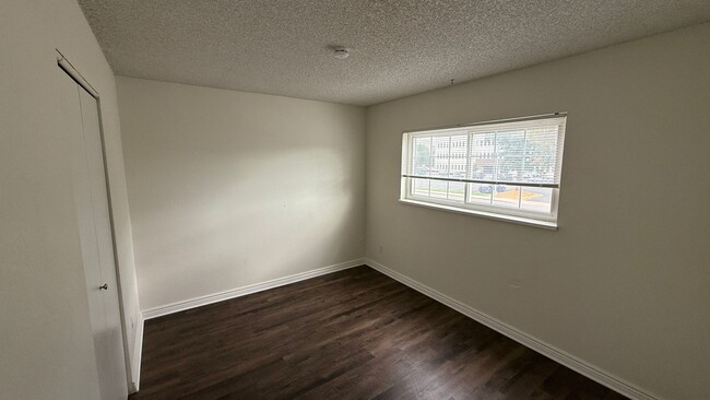 Building Photo - 3 Bedroom 2 Bathroom Condo Near Leetsdale and Monaco