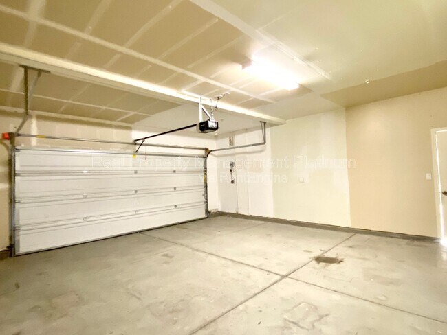 Building Photo - 6162 E Farrin Ave