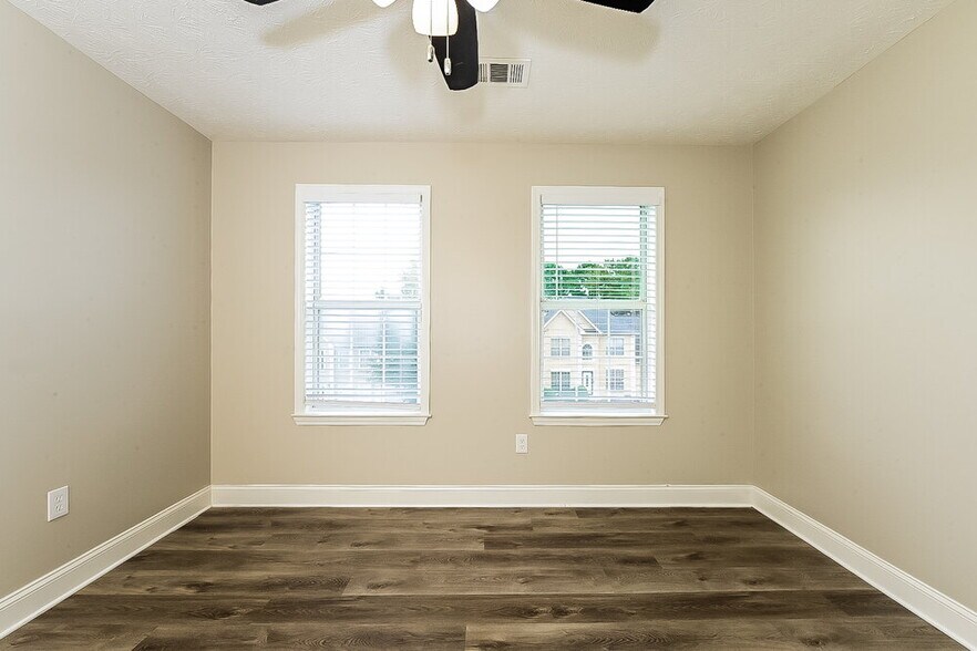 Building Photo - 7971 Clearview Cir