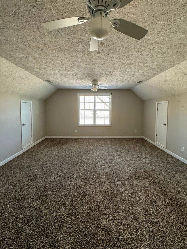 Building Photo - Beautiful 5 Bed 2.5 Bath Home with Main Level Primary Bedroom