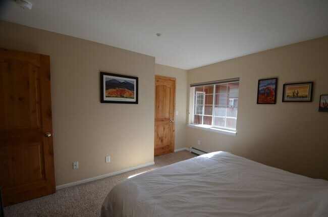 Building Photo - Move In Special! Furnished! Updated 3bed/3bath! 1 car garage! Heat included! Flexible lease terms!