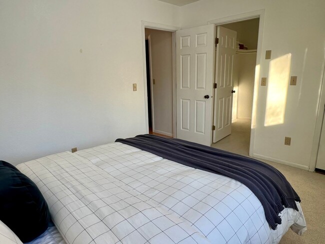 Building Photo - Available in July! Pet Friendly Fully Furn...