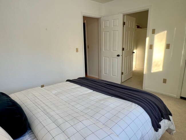 Building Photo - Pet Friendly Fully Furnished Townhouse clo...