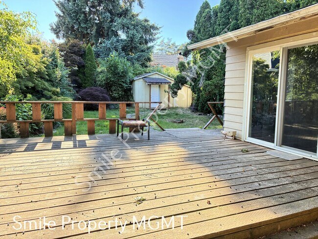 Building Photo - Comfortable Southeast Portland Living with Private Fenced Yards