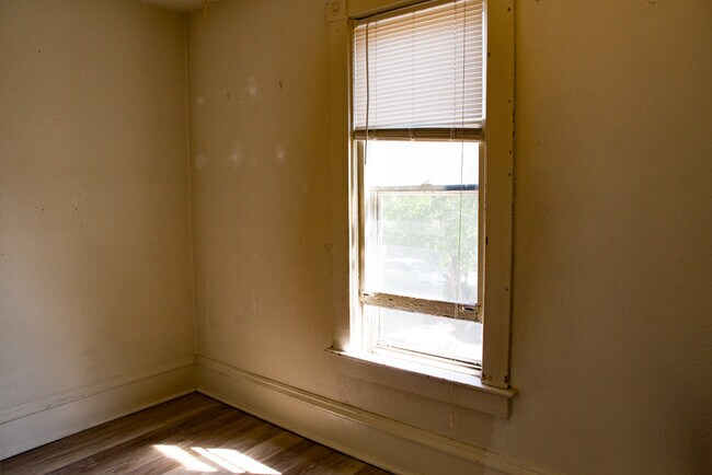 Building Photo - 1303 E Hennepin Ave