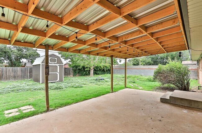 Building Photo - Spacious 4 bedroom 2 bathroom close to Texas Tech!