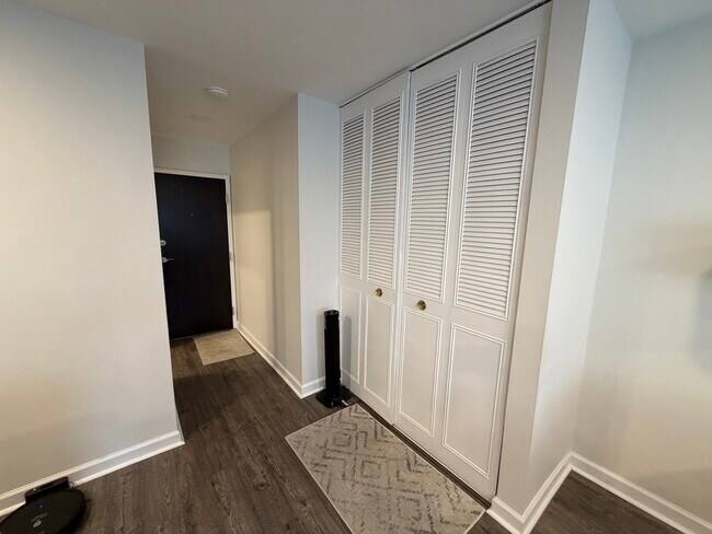 Building Photo - 515 W Wrightwood Ave