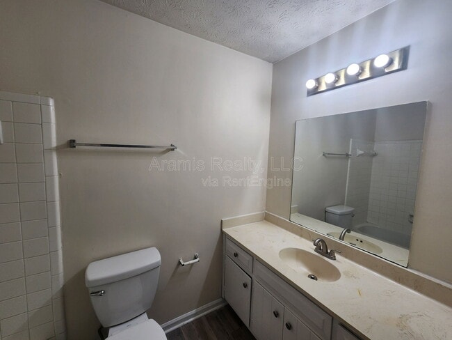 Building Photo - 2101 Wexford Dr