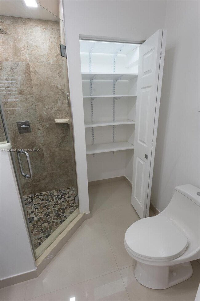 Building Photo - 230 E 56th St