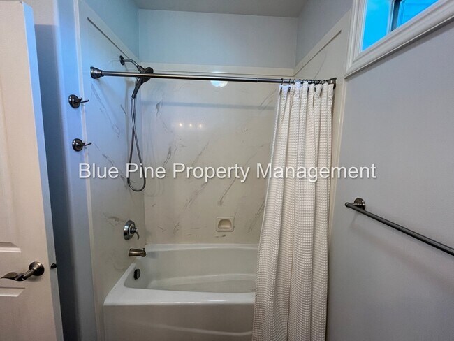 Building Photo - 8426 S Black Hawk Dr