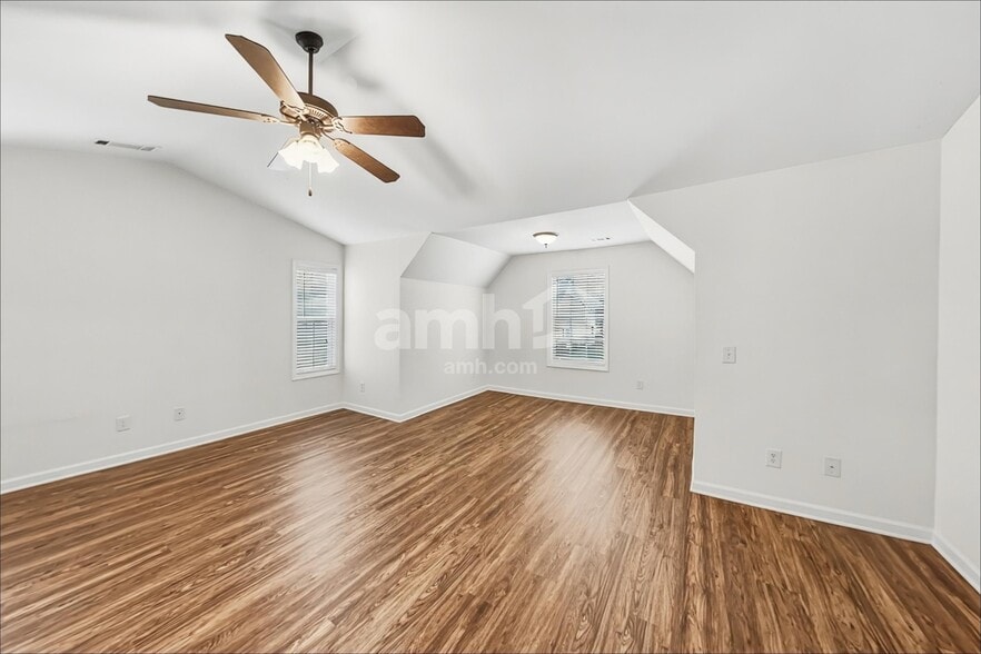Building Photo - 131 Village Dr