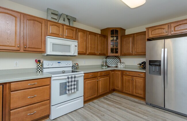 Building Photo - Large 4 bedroom with office space, Springf...