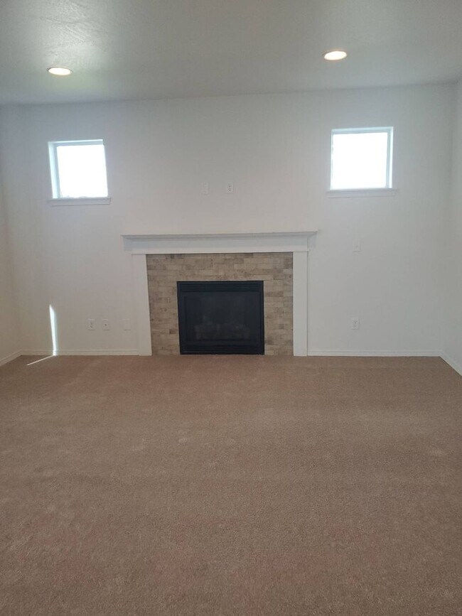 Building Photo - 4 bed 2.5 bath home in Mae Valley area of Moses Lake