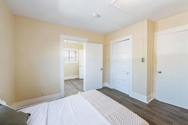 Building Photo - 1321 E 48th St