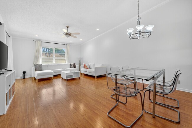 Building Photo - 6070 Sunny Manor Ct