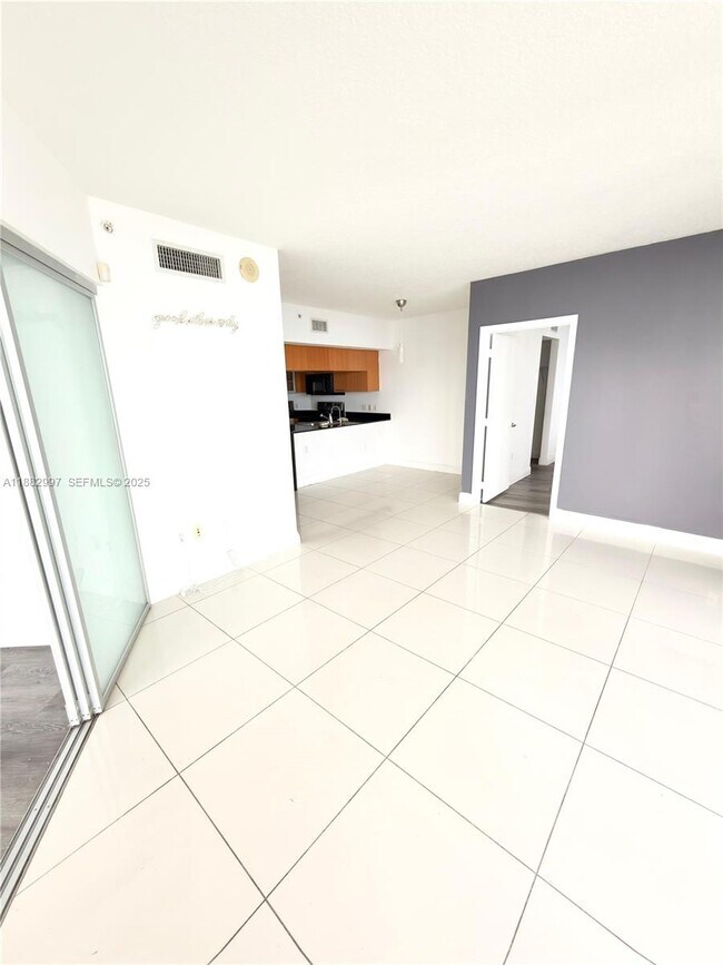 Building Photo - 1750 N Bayshore Dr