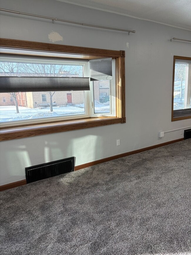 Building Photo - 1524 5th Ave N