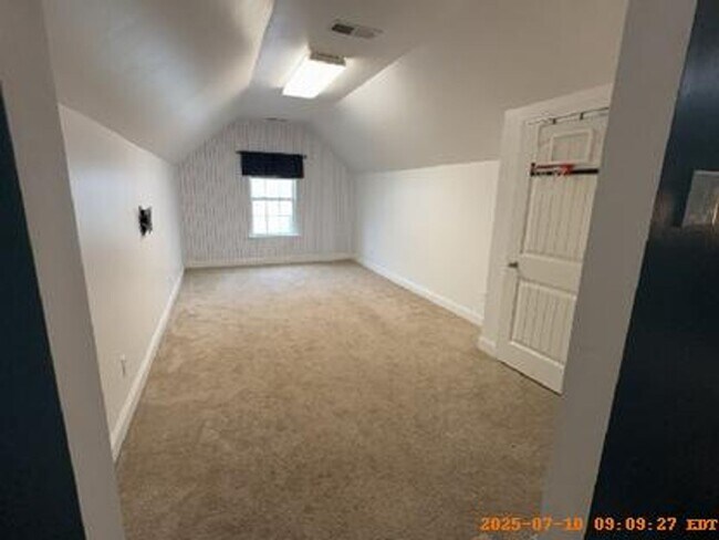 Building Photo - Lexington Living Oasis