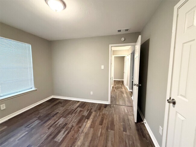 Building Photo - 3643 N MacGregor Way